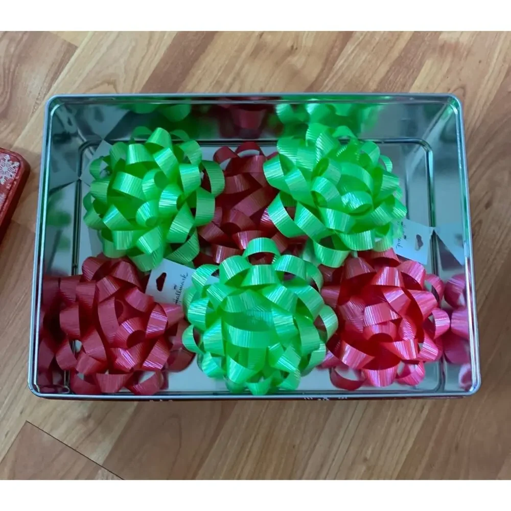 - Bundle of 6 new hallmark bows with tin‎